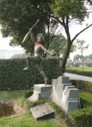 神笔永铸：一座纪念碑里的东方童话密码